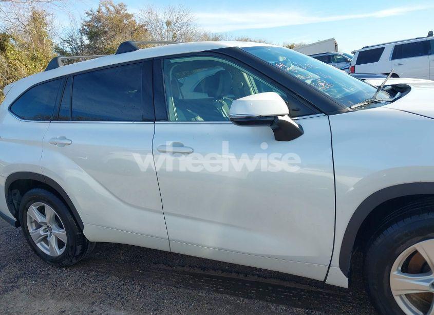 Photo 13 of 2022 Toyota Highlander LE (VIN 5TDZZRAH3NS541716)