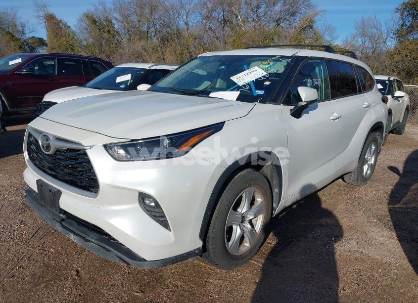 Photo 2 of 2022 Toyota Highlander LE (VIN 5TDZZRAH3NS541716)