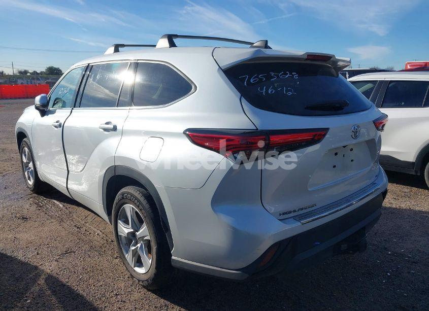 Photo 3 of 2022 Toyota Highlander LE (VIN 5TDZZRAH3NS541716)