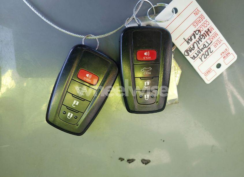 Photo 11 of 2021 Toyota Highlander LE (VIN 5TDZZRAH4MS068164)