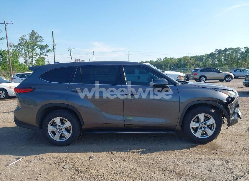 Photo 13 of 2021 Toyota Highlander LE (VIN 5TDZZRAH4MS068164)