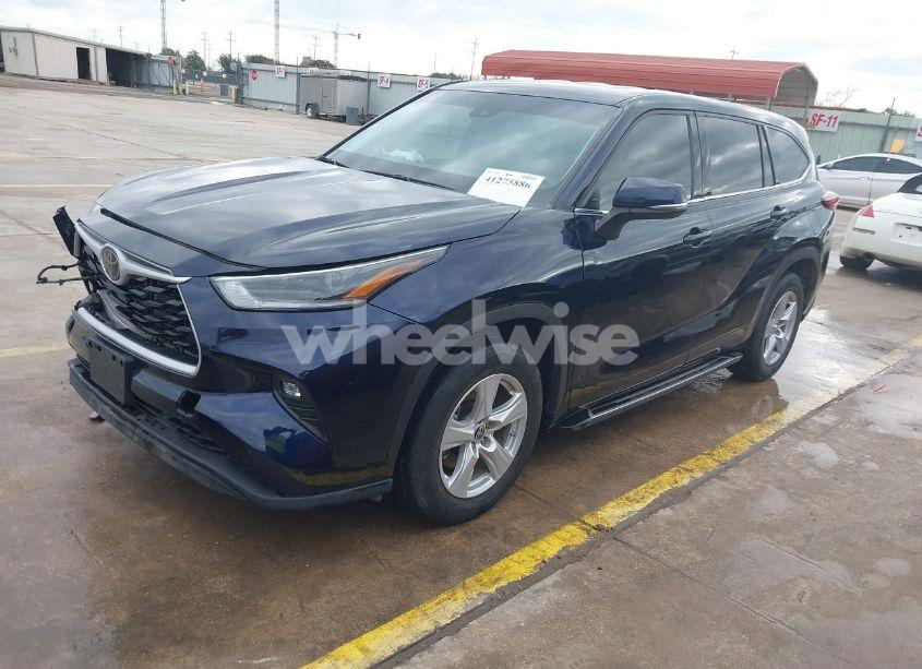 Photo 2 of 2021 Toyota Highlander LE (VIN 5TDZZRAH4MS525894)
