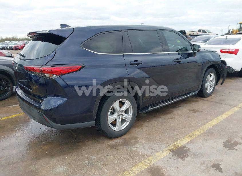 Photo 4 of 2021 Toyota Highlander LE (VIN 5TDZZRAH4MS525894)