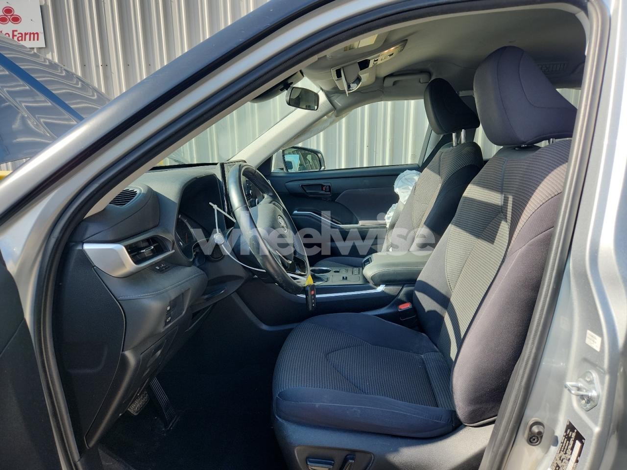 Photo 7 of 2021 TOYOTA HIGHLANDER L (VIN 5TDZZRAH4MS536247)