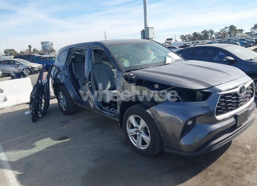 2022 Toyota Highlander LE (VIN 5TDZZRAH4NS096760) main photo