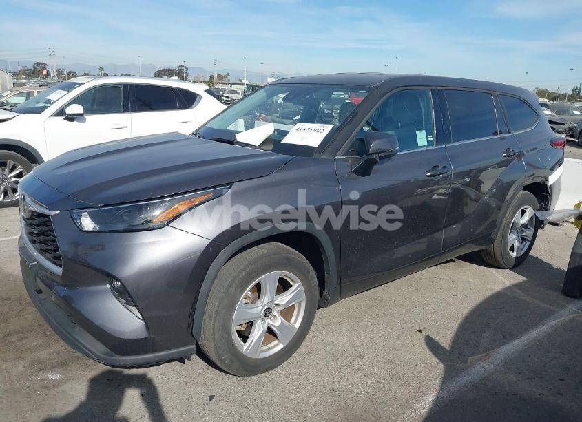 Photo 2 of 2022 Toyota Highlander LE (VIN 5TDZZRAH4NS096760)