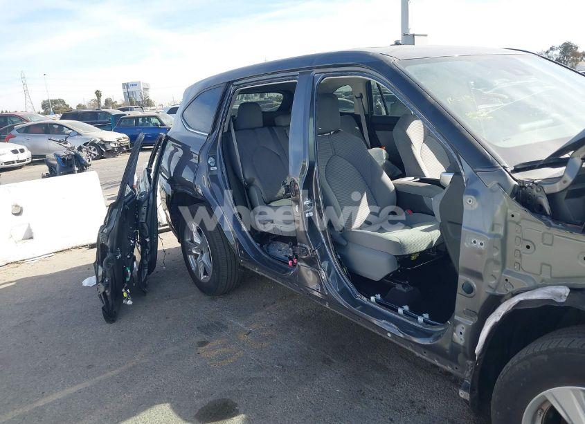 Photo 6 of 2022 Toyota Highlander LE (VIN 5TDZZRAH4NS096760)