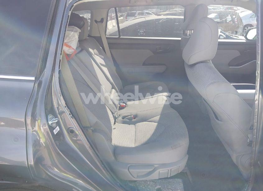 Photo 8 of 2022 Toyota Highlander LE (VIN 5TDZZRAH4NS096760)
