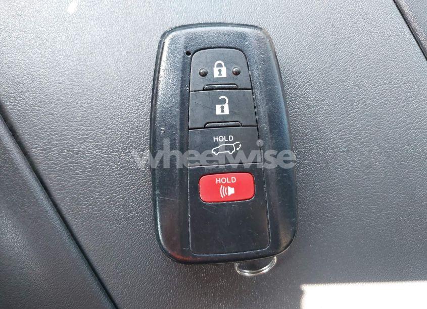 Photo 11 of 2021 Toyota Highlander LE (VIN 5TDZZRAH5MS525595)