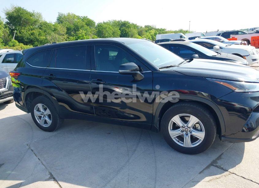 Photo 13 of 2021 Toyota Highlander LE (VIN 5TDZZRAH5MS525595)