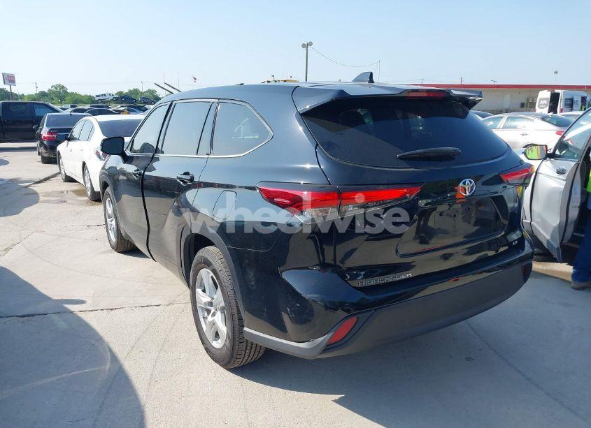 Photo 3 of 2021 Toyota Highlander LE (VIN 5TDZZRAH5MS525595)