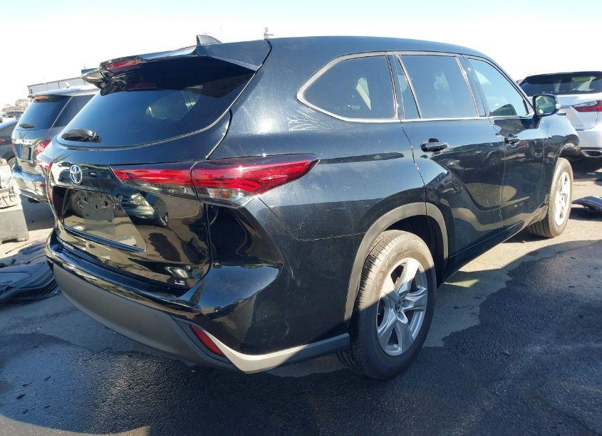 Photo 4 of 2021 Toyota Highlander LE (VIN 5TDZZRAH6MS515349)