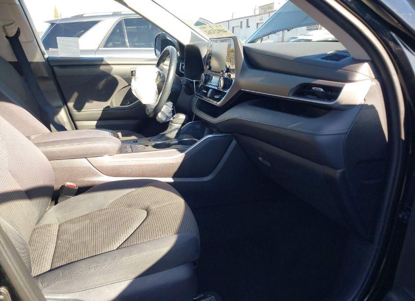 Photo 5 of 2021 Toyota Highlander LE (VIN 5TDZZRAH6MS515349)