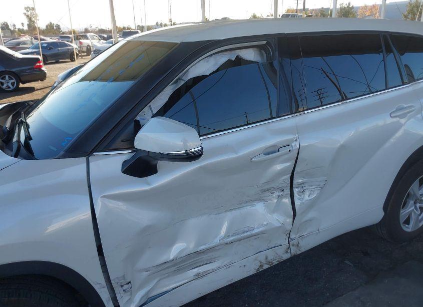 Photo 6 of 2020 Toyota Highlander LE (VIN 5TDZZRAH7LS013884)