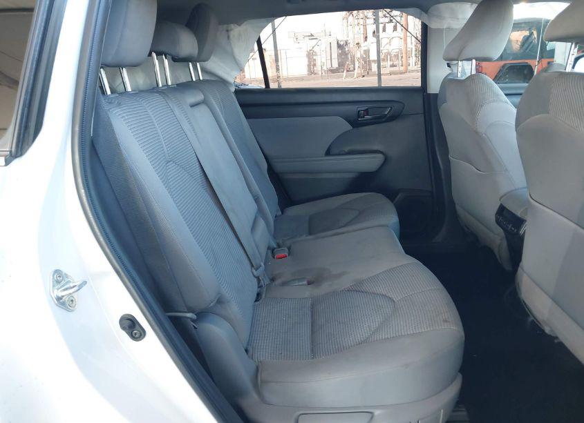Photo 8 of 2020 Toyota Highlander LE (VIN 5TDZZRAH7LS013884)