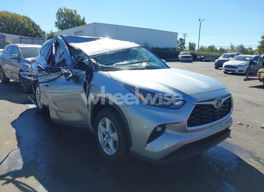 2022 Toyota Highlander LE (VIN 5TDZZRAH7NS558227) main photo