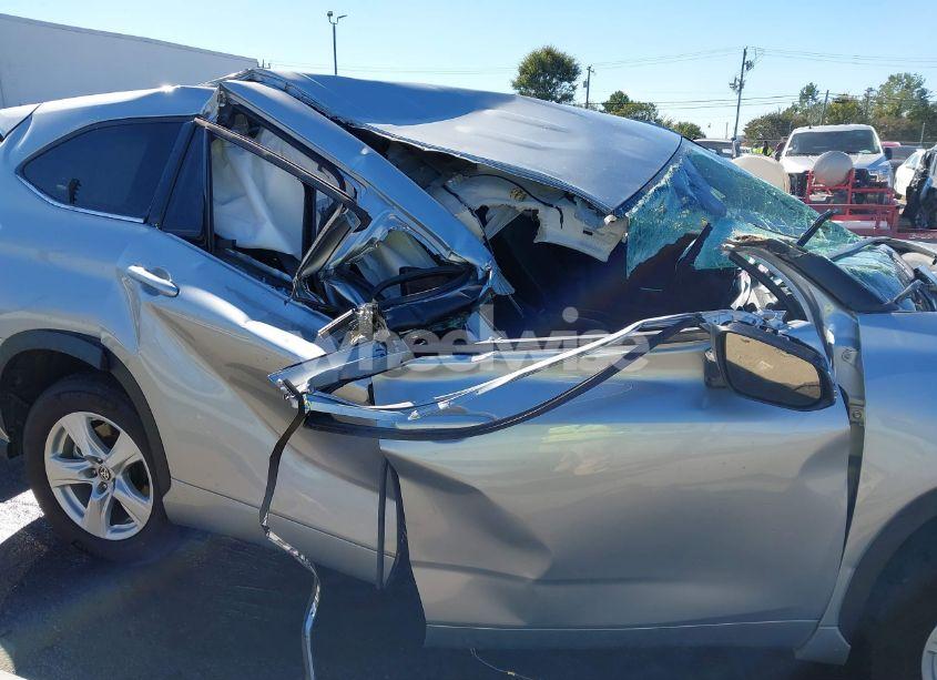 Photo 13 of 2022 Toyota Highlander LE (VIN 5TDZZRAH7NS558227)