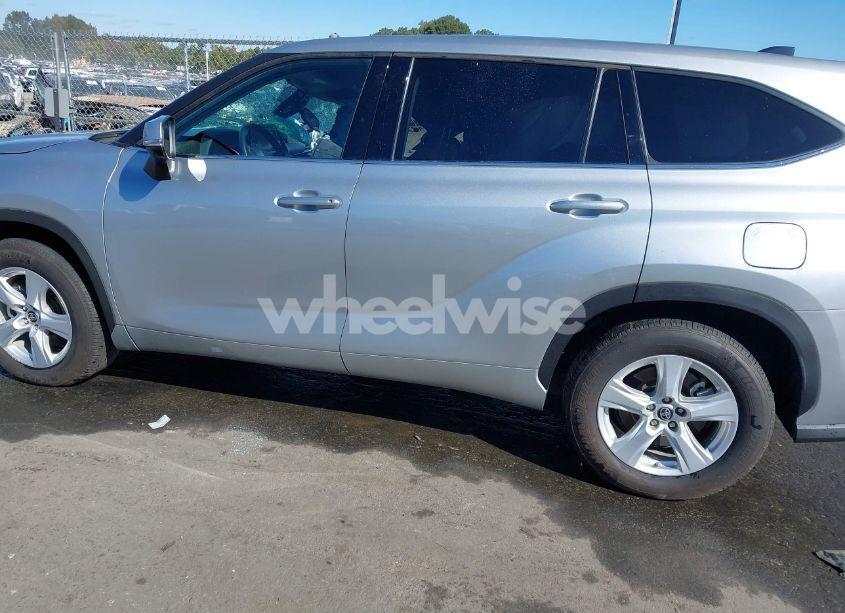 Photo 14 of 2022 Toyota Highlander LE (VIN 5TDZZRAH7NS558227)