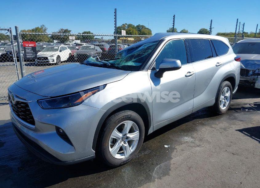 Photo 2 of 2022 Toyota Highlander LE (VIN 5TDZZRAH7NS558227)