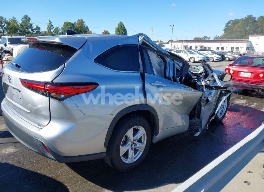 Photo 4 of 2022 Toyota Highlander LE (VIN 5TDZZRAH7NS558227)