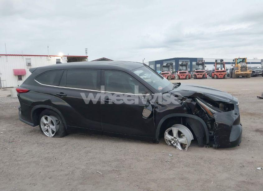 Photo 13 of 2021 Toyota Highlander LE (VIN 5TDZZRAH9MS051389)