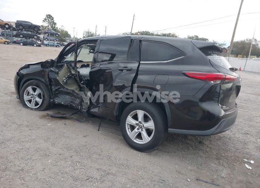 Photo 3 of 2021 Toyota Highlander LE (VIN 5TDZZRAH9MS051389)