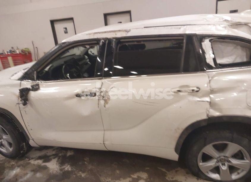 Photo 14 of 2021 Toyota Highlander LE (VIN 5TDZZRAH9MS523624)