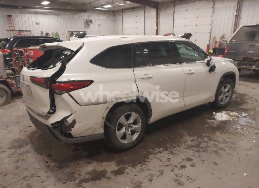 Photo 4 of 2021 Toyota Highlander LE (VIN 5TDZZRAH9MS523624)