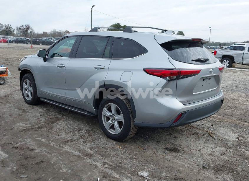 Photo 3 of 2021 Toyota Highlander LE (VIN 5TDZZRAH9MS529942)