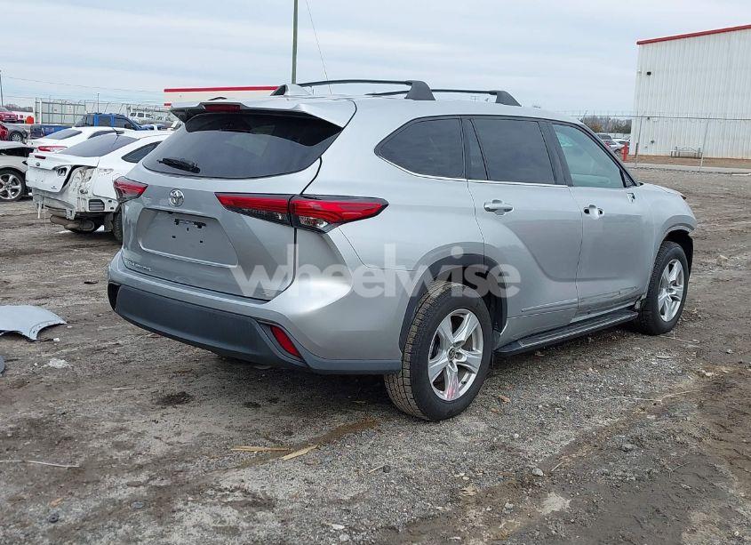 Photo 4 of 2021 Toyota Highlander LE (VIN 5TDZZRAH9MS529942)