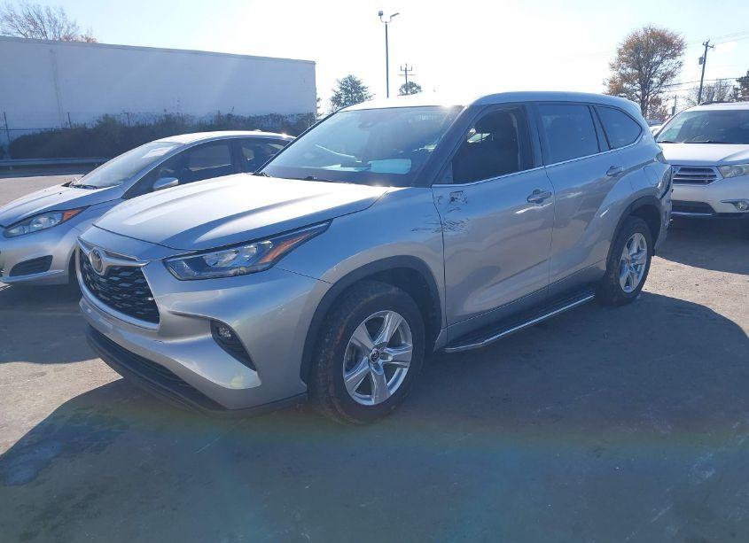 Photo 2 of 2020 Toyota Highlander LE (VIN 5TDZZRAHXLS015158)