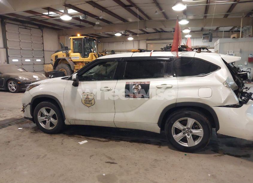 Photo 15 of 2020 Toyota Highlander LE (VIN 5TDZZRAHXLS503252)