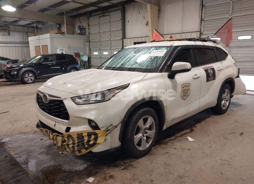 Photo 2 of 2020 Toyota Highlander LE (VIN 5TDZZRAHXLS503252)