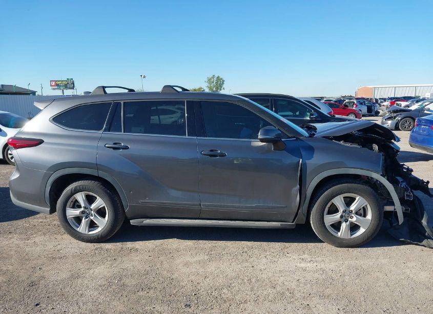 Photo 14 of 2021 Toyota Highlander LE (VIN 5TDZZRAHXMS083865)