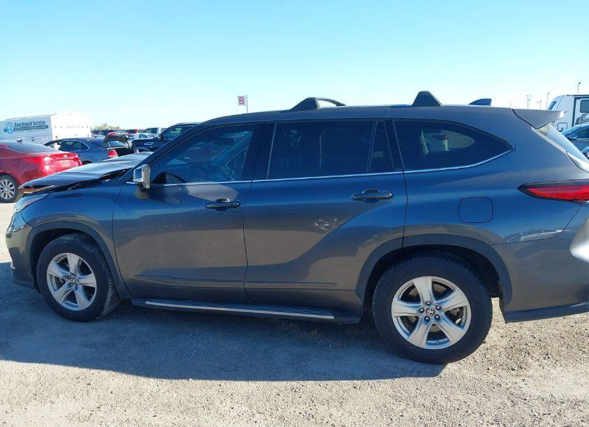 Photo 15 of 2021 Toyota Highlander LE (VIN 5TDZZRAHXMS083865)