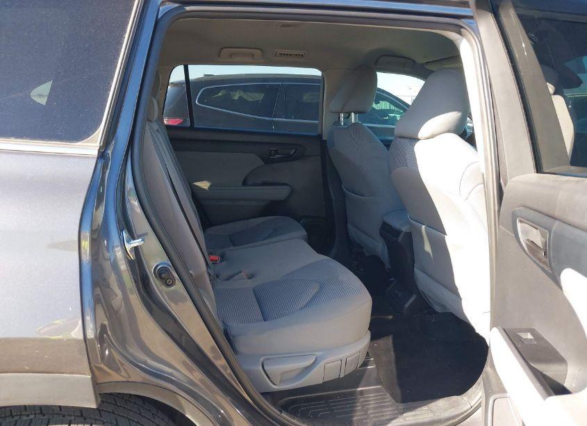 Photo 8 of 2021 Toyota Highlander LE (VIN 5TDZZRAHXMS083865)