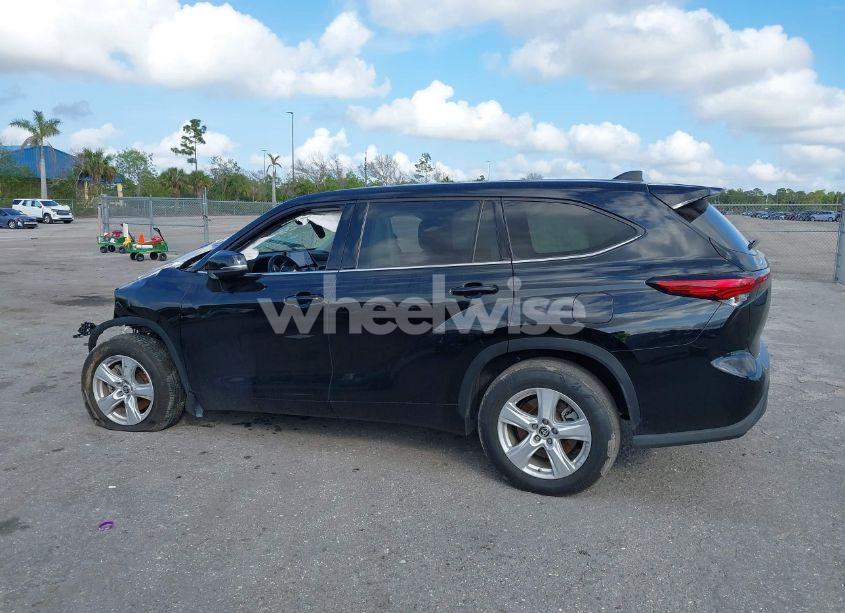 Photo 14 of 2022 Toyota Highlander (VIN 5TDZZRAHXNS130507)
