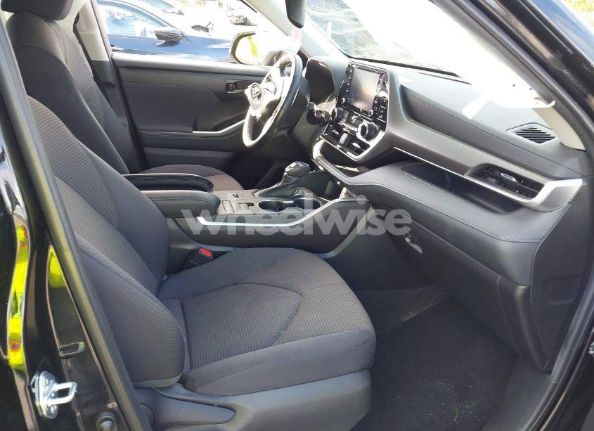 Photo 5 of 2022 Toyota Highlander (VIN 5TDZZRAHXNS130507)