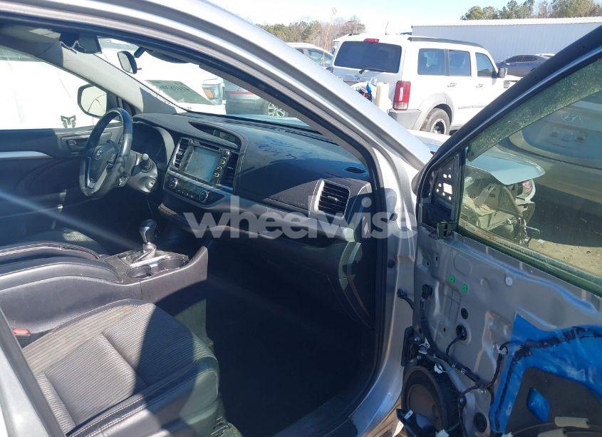 Photo 5 of 2017 Toyota Highlander LE PLUS (VIN 5TDZZRFH0HS217300)