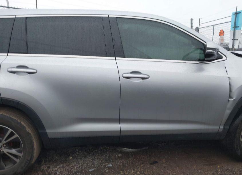 Photo 14 of 2019 Toyota Highlander LE PLUS (VIN 5TDZZRFH0KS293817)
