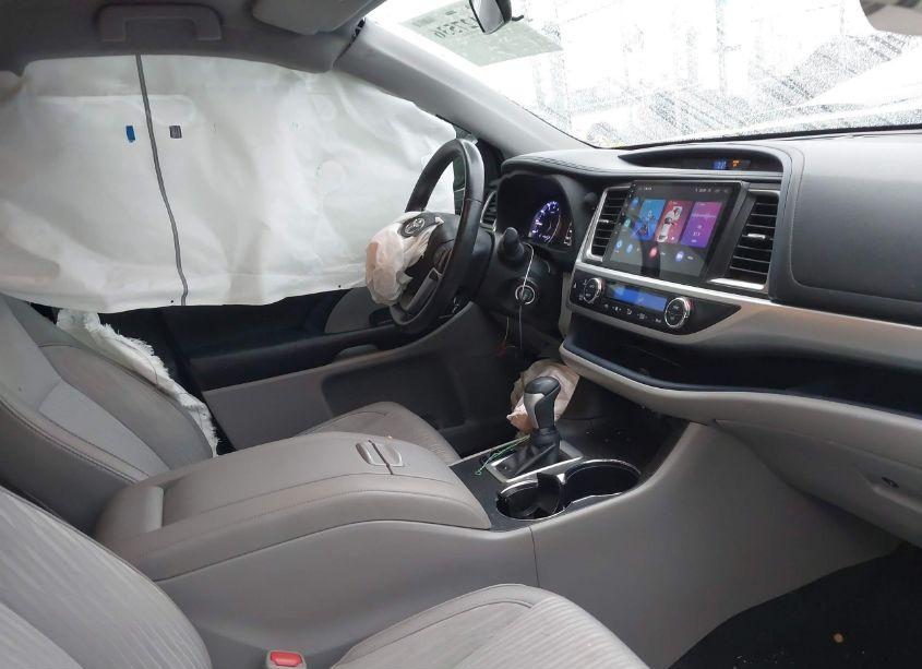 Photo 5 of 2019 Toyota Highlander LE PLUS (VIN 5TDZZRFH0KS293817)