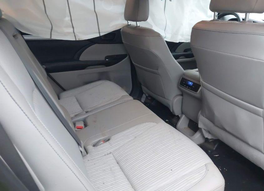 Photo 8 of 2019 Toyota Highlander LE PLUS (VIN 5TDZZRFH0KS293817)