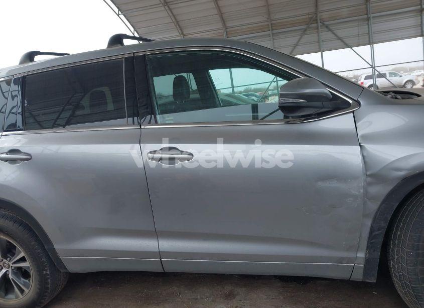 Photo 13 of 2018 Toyota Highlander LE PLUS (VIN 5TDZZRFH1JS260193)