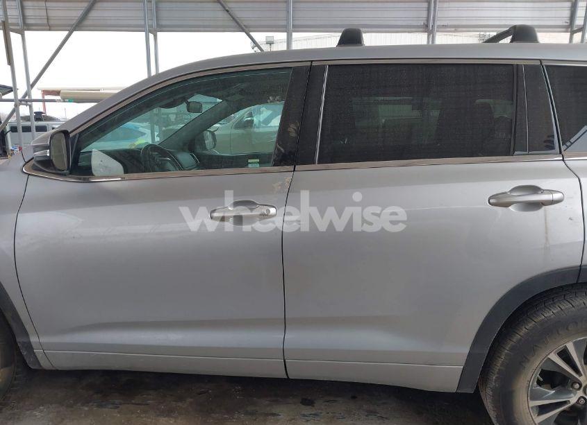 Photo 14 of 2018 Toyota Highlander LE PLUS (VIN 5TDZZRFH1JS260193)