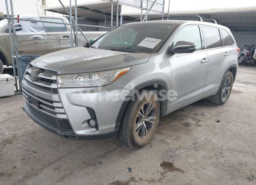 Photo 2 of 2018 Toyota Highlander LE PLUS (VIN 5TDZZRFH1JS260193)