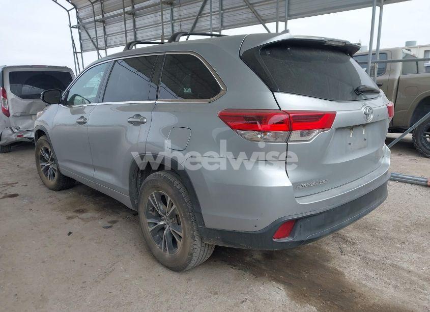 Photo 3 of 2018 Toyota Highlander LE PLUS (VIN 5TDZZRFH1JS260193)