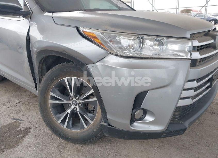 Photo 6 of 2018 Toyota Highlander LE PLUS (VIN 5TDZZRFH1JS260193)
