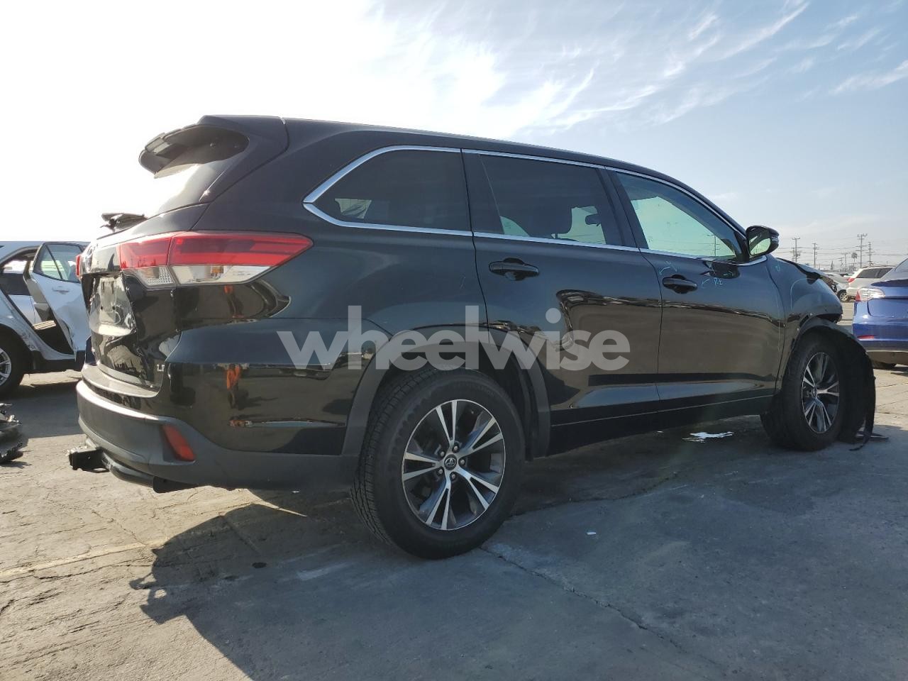 Photo 3 of 2018 TOYOTA HIGHLANDER LE N/A (VIN 5TDZZRFH1JS269007)