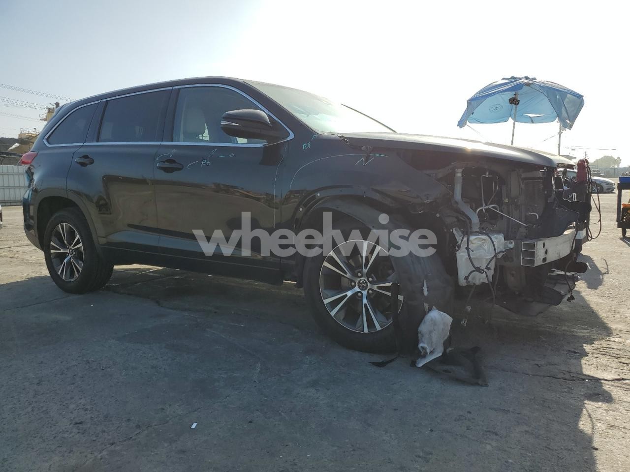 Photo 4 of 2018 TOYOTA HIGHLANDER LE N/A (VIN 5TDZZRFH1JS269007)