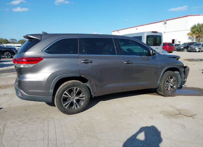 Photo 12 of 2018 Toyota Highlander LE PLUS (VIN 5TDZZRFH1JS278483)